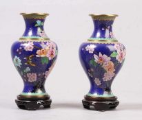 Paar Cloisonné-Vasen.China, nach 1900. Balusterform. Holzsockel. H: 23,5 cm. 20.00 % buyer's premium