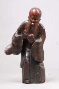 Skulptur.Wohl China. Konfuzius? Holz geschnitzt. H: 47 cm. 20.00 % buyer's premium on the hammer