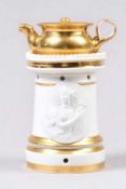 Tisanière.Frankreich, 19. Jh. Porzellan, weiß glasiert, Gold dekoriert. 3-teiliger Aufbau, auf der