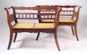 Paar Sitzbänke.England, nach 1900. Mahagoni massiv. Rechteckiger Rahmen mit ausgestellten Armlehnen.
