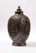 Pilgerflasche.Creussen, um 1620/30. Steinzeug, braun engobiert, salzglasiert. Vierseitige Wandung