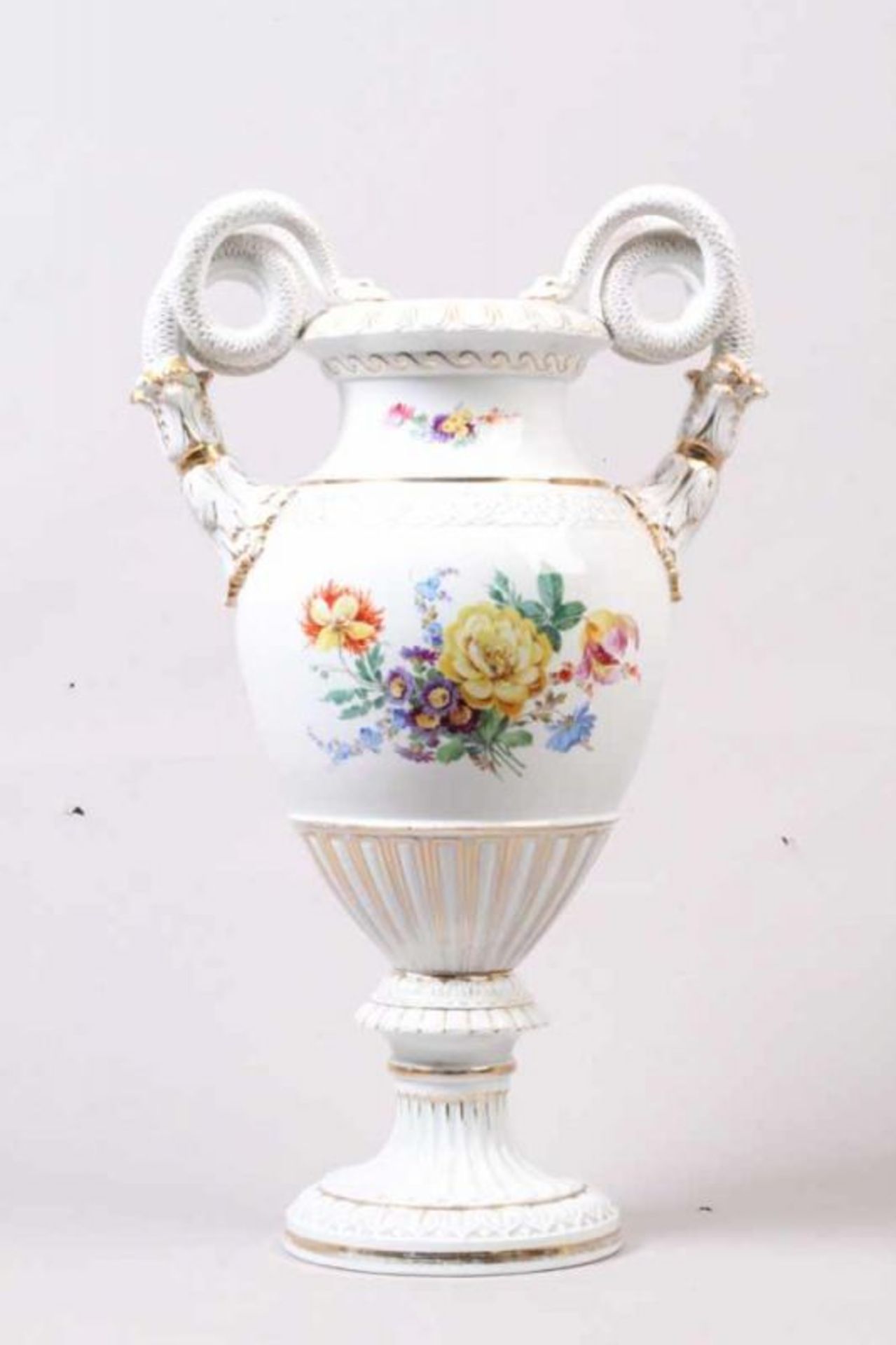 Große Prunkvase.Meissen, Fa. Teichtert, 19. Jh. Balusterform. Auf rundem facettierten Standfuß. - Bild 2 aus 2