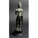 Stehender Buddha, Bronze, Thailand, wohl 7.-8. Jh., schöne dunkelbraun-grüne Alterspatina, auf