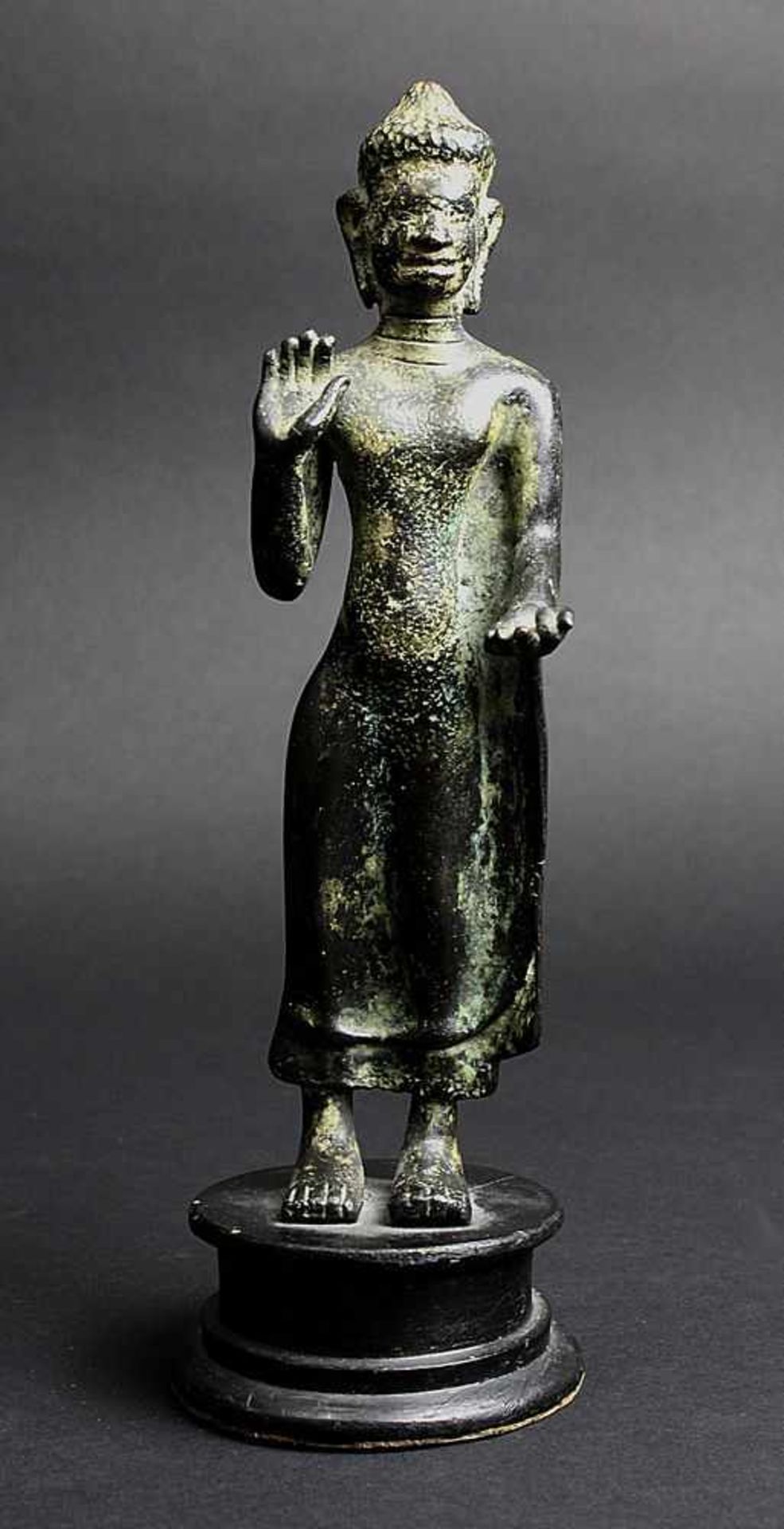 Stehender Buddha, Bronze, Thailand, wohl 7.-8. Jh., schöne dunkelbraun-grüne Alterspatina, auf