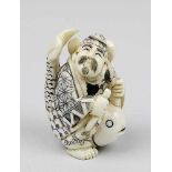 Netsuke, Japan 1. H. 20. Jh., Elfenbein, Mann auf einem Fisch reitend, Gewand und Schuppen mit