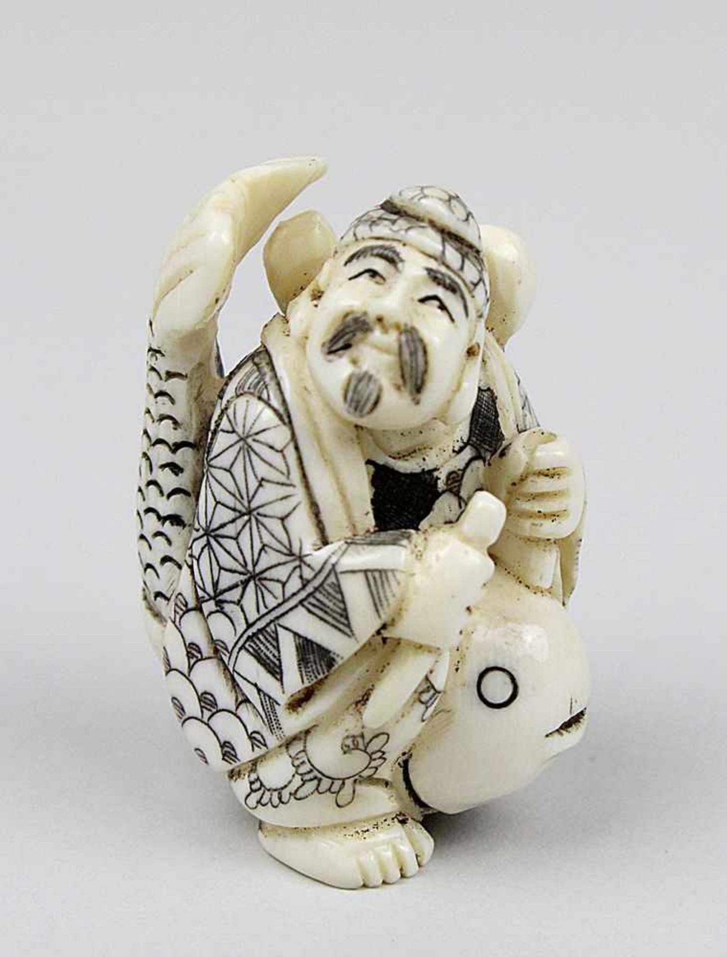 Netsuke, Japan 1. H. 20. Jh., Elfenbein, Mann auf einem Fisch reitend, Gewand und Schuppen mit