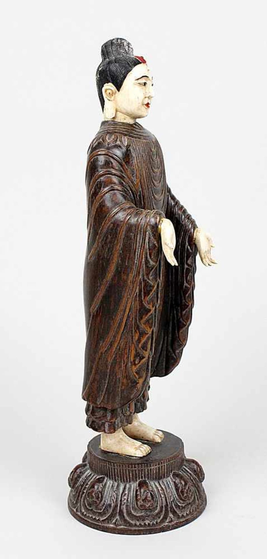 Stehender Buddha, Japan um 1900. Geschnitzte Holz-Elfenbein-Kombinationsfigur. Kopf farbig bemalt. - Image 4 of 4