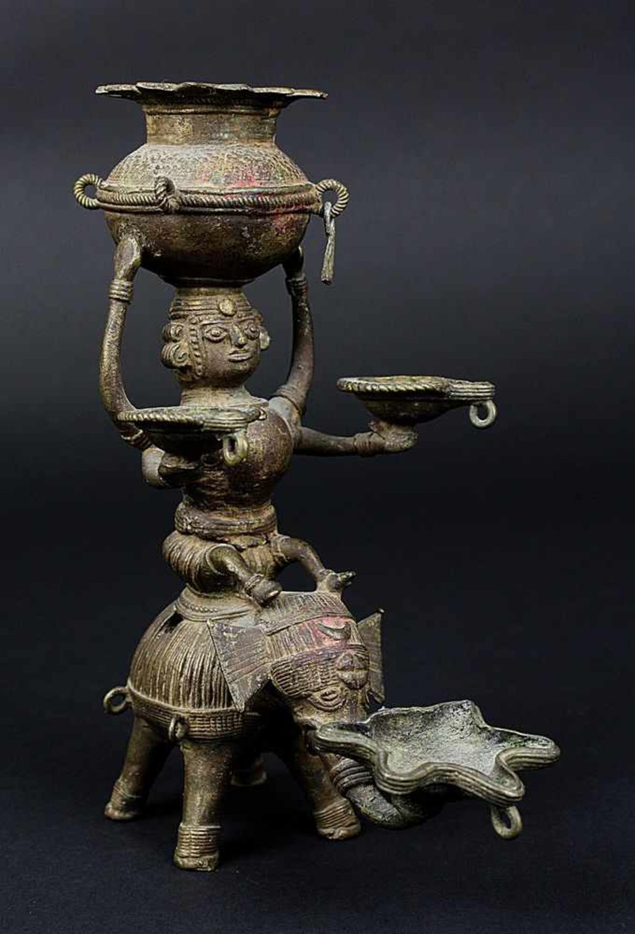 Indische Öllampe 20.Jh. Bronze in Form eines Elefanten mit darauf sitzender Figur mit Gefäß auf