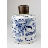 Teedose, China 18.Jh. Porzellan mit blau, unterglasur gemaltem Dekor von Löwen und Ornamenten.