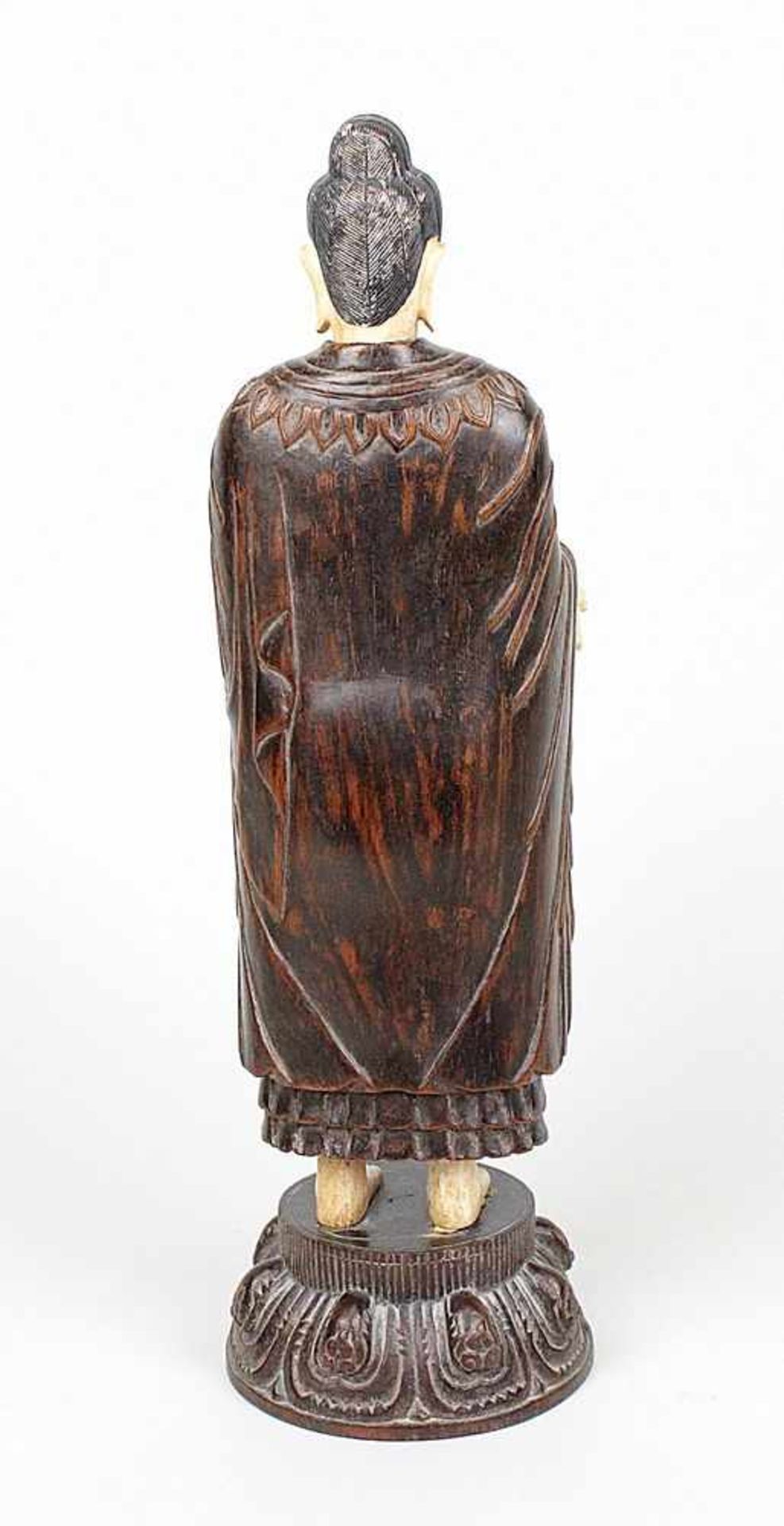 Stehender Buddha, Japan um 1900. Geschnitzte Holz-Elfenbein-Kombinationsfigur. Kopf farbig bemalt. - Image 3 of 4