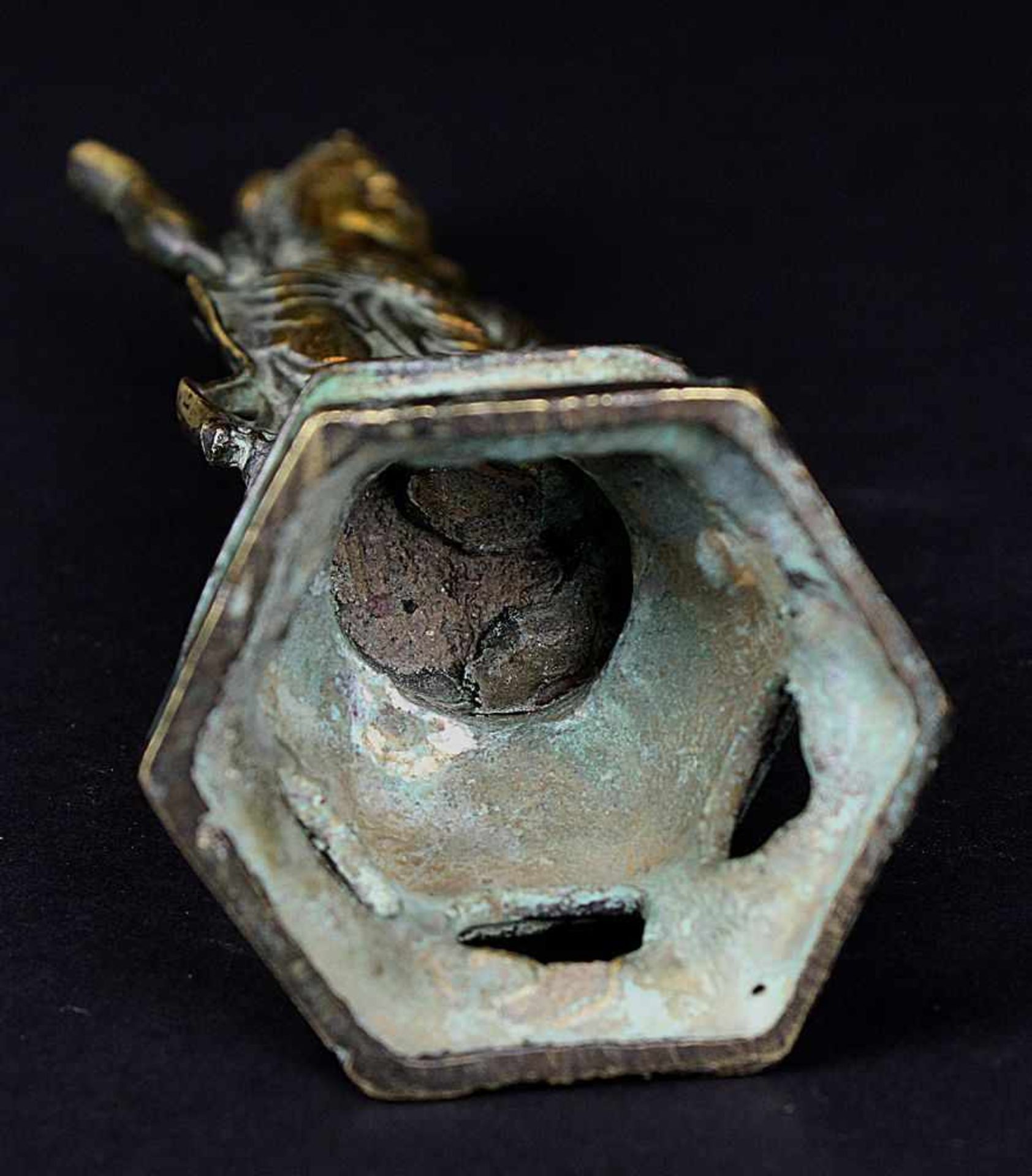 Stehende Guanyin, China Ende 19. Jh., Bronze mit Resten von Vergoldung, Höhe 22 cm. 904-055 - Image 4 of 4