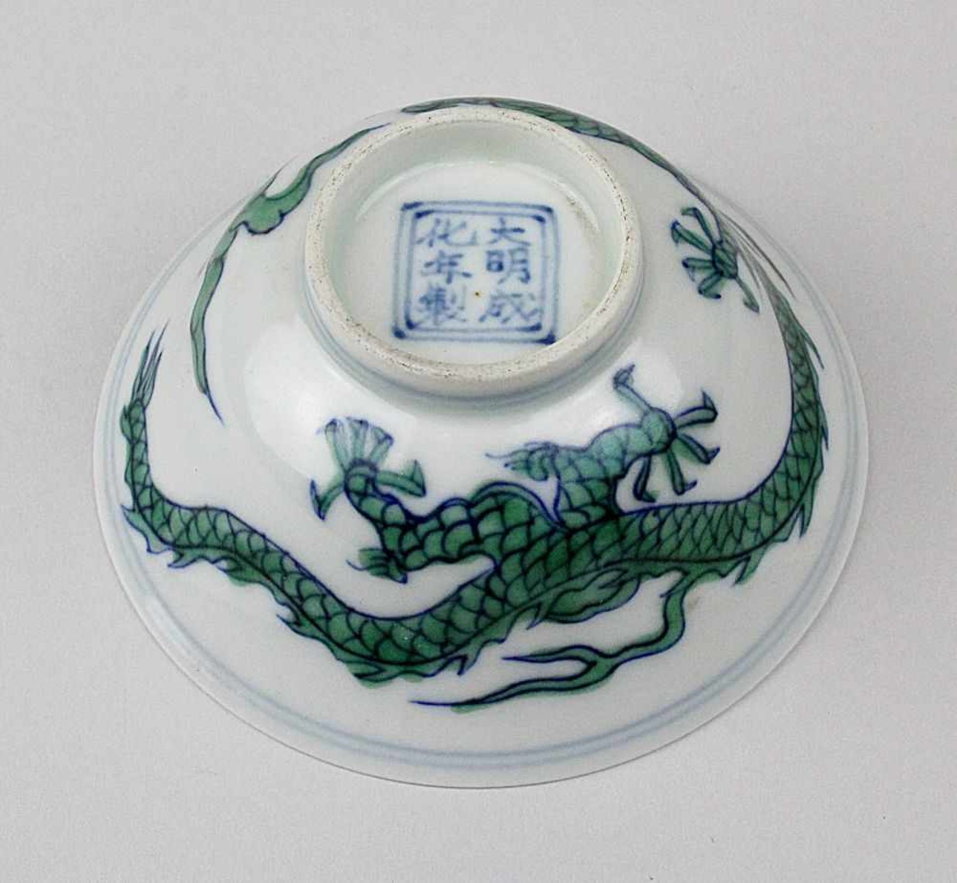 Ducai Koppchen, China um 1900. Porzellan, unter und auf die Glasur bemalt mit grünem Drachen. Im - Image 3 of 4