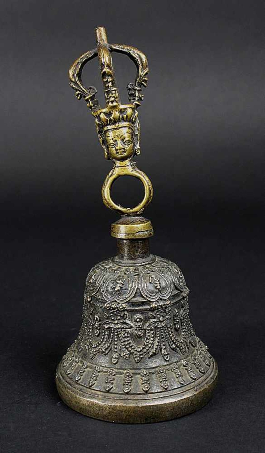 Glocke Ghanta, Tibet 18.-19. Jh., Bronzeguss mit reliefiertem Dekor aus Gesichtern und Girlanden,