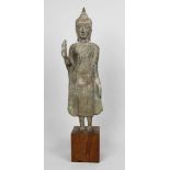 Stehender Buddha Siam oder Tibet 17./18.Jh. mit erhobener rechter Hand. Bronze mit starker