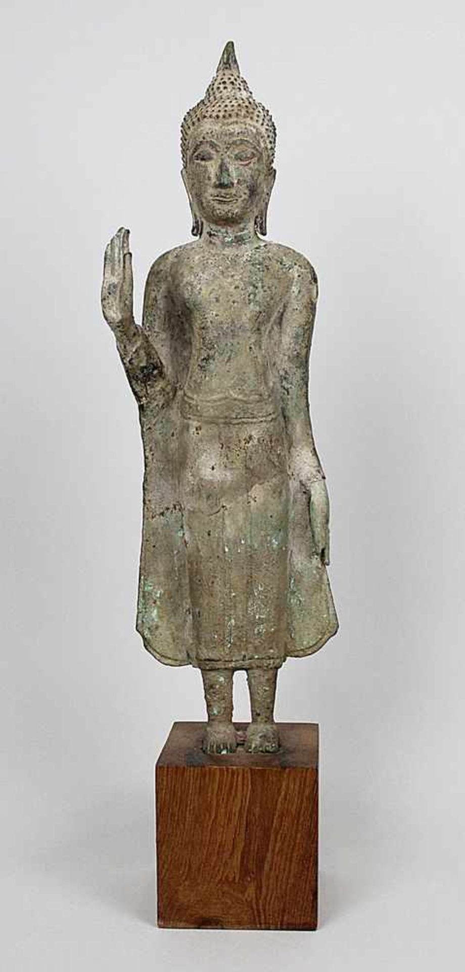 Stehender Buddha Siam oder Tibet 17./18.Jh. mit erhobener rechter Hand. Bronze mit starker