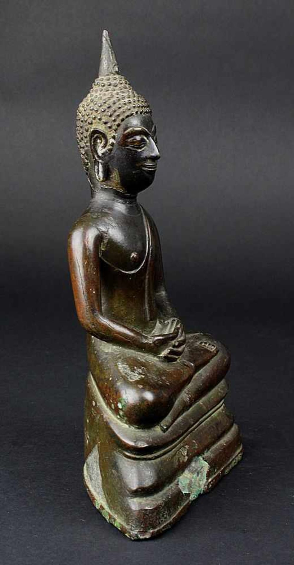 Buddha, Siam, 17. Jh., Bronze, auf Thron sitzend in meditierender Haltung, schöne grünbraune Patina, - Image 4 of 5