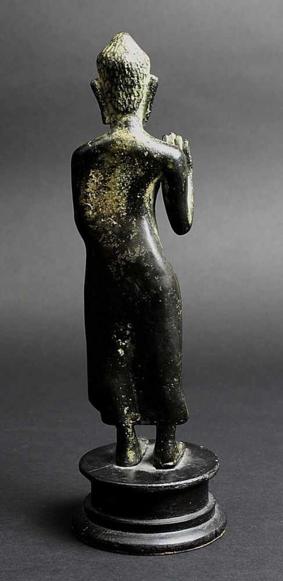 Stehender Buddha, Bronze, Thailand, wohl 7.-8. Jh., schöne dunkelbraun-grüne Alterspatina, auf - Image 3 of 4