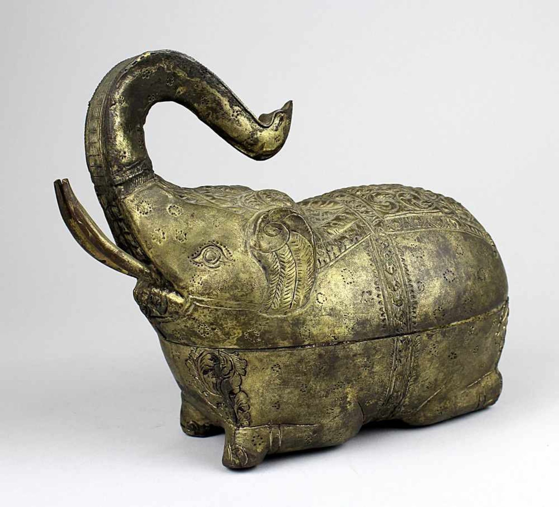 Indische Elefantendose um 1920. Messingblech mit getriebenem Dekor, Reste von Versilberung. Länge