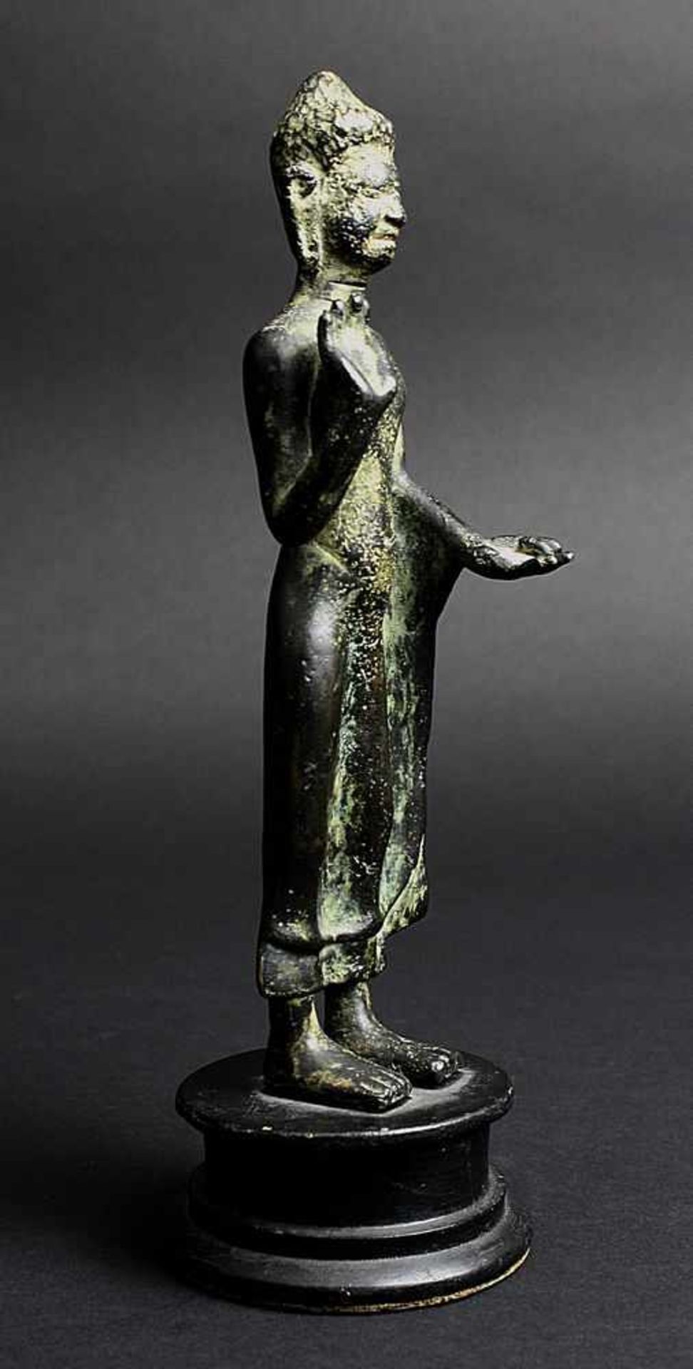 Stehender Buddha, Bronze, Thailand, wohl 7.-8. Jh., schöne dunkelbraun-grüne Alterspatina, auf - Image 4 of 4