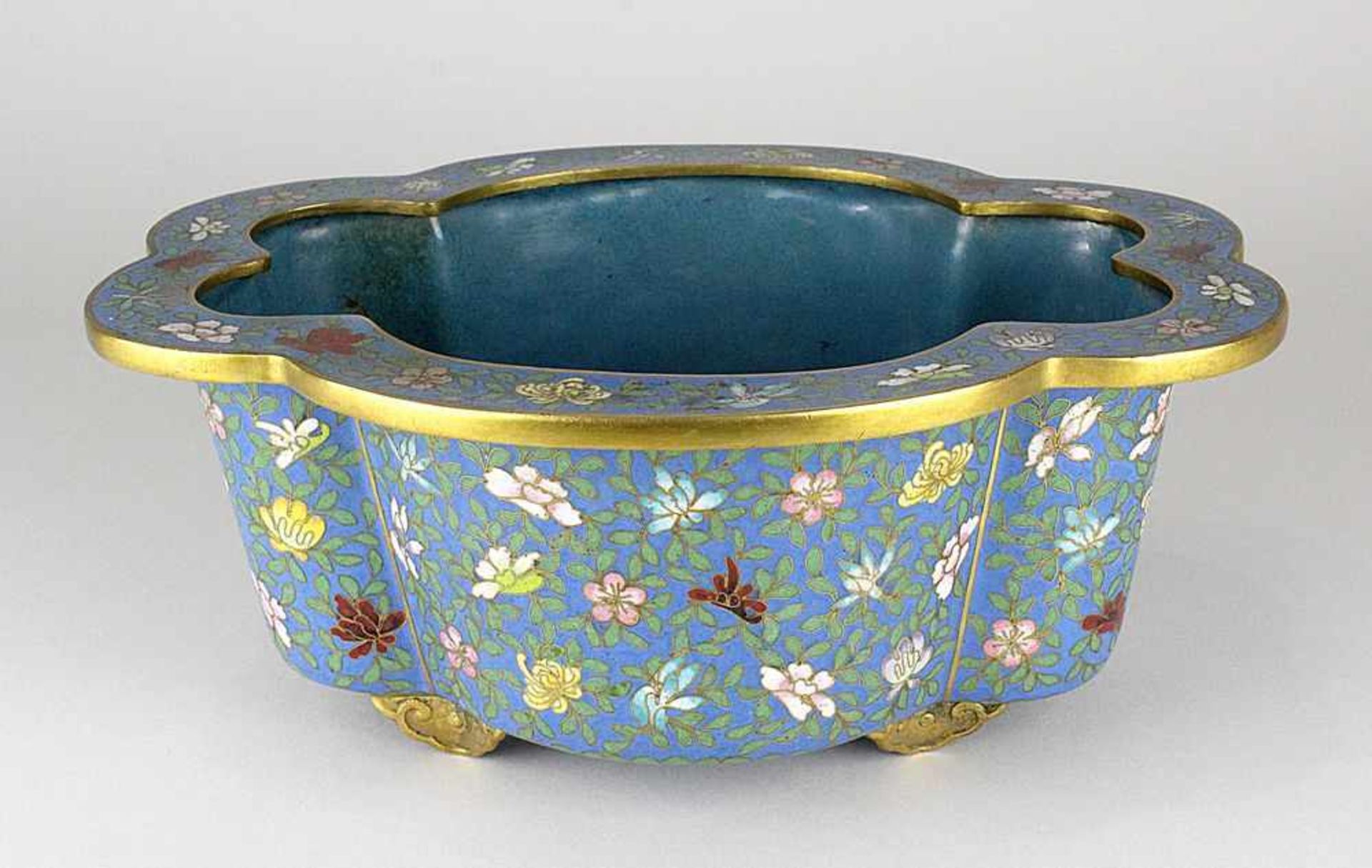 Cloisonné-Email-Cachepot, China um 1900. Ovaler, sechsfach gewölbter Kupferkorpus mit polychromem