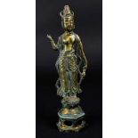 Stehende Guanyin, China Ende 19. Jh., Bronze mit Resten von Vergoldung, Höhe 22 cm. 904-055