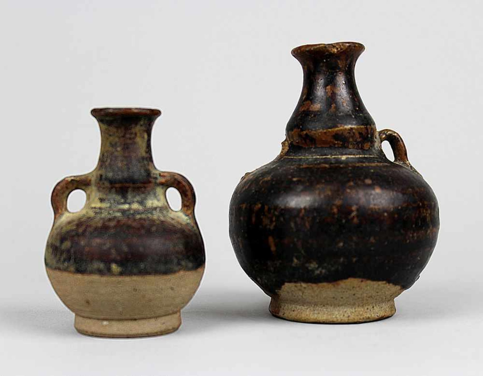 2 Miniatur Tonflaschen, Südostasien 19.Jh. Heller Scherben, braun glasiert. Höhe 6,5cm und 9cm.