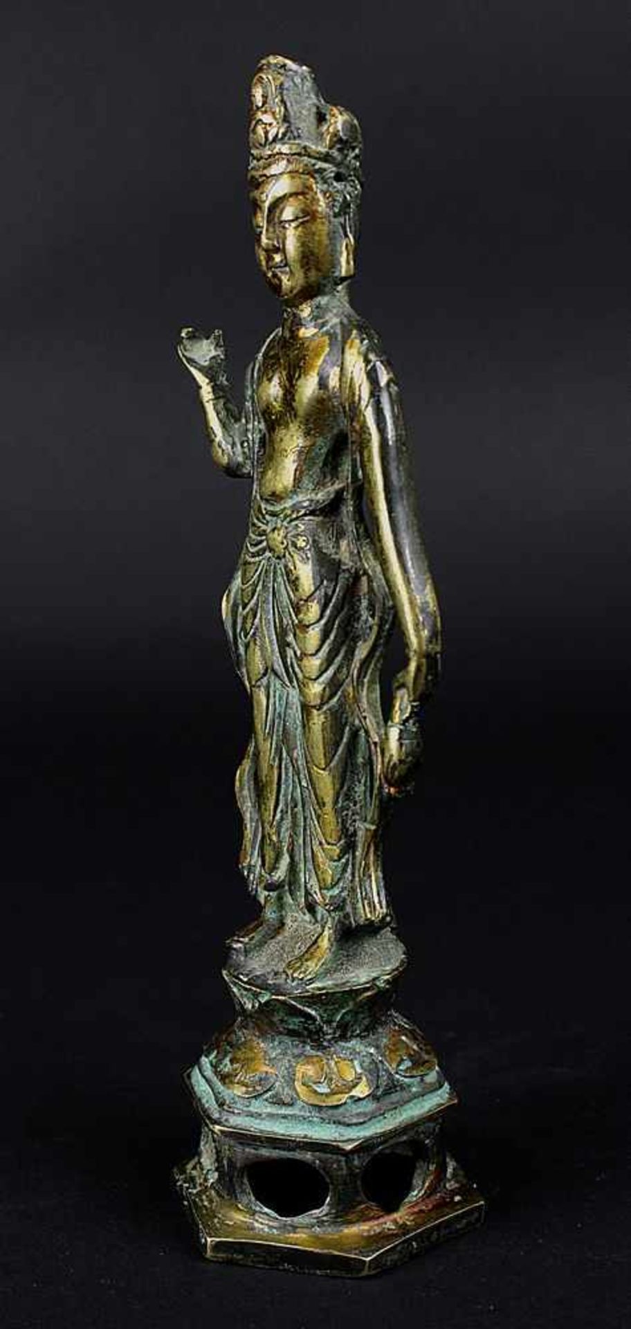 Stehende Guanyin, China Ende 19. Jh., Bronze mit Resten von Vergoldung, Höhe 22 cm. 904-055 - Image 2 of 4