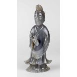 Stehende Guanyin, China 1.Hälfte 20.Jh. Grau gebänderte Jade mit Wachstumsrissen. Höhe 20cm. 904-