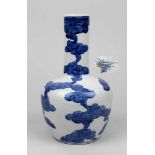 Flaschenvase China, Kangxi, 1662 - 1722. Porzellan mit blau, unterglasur breitflächig gemaltem