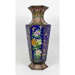 Chinesische Cloisonné-Vase, Ende 19.Jh. Sechswandiger Kupferkorpus mit polychromem Cloisonné-Email