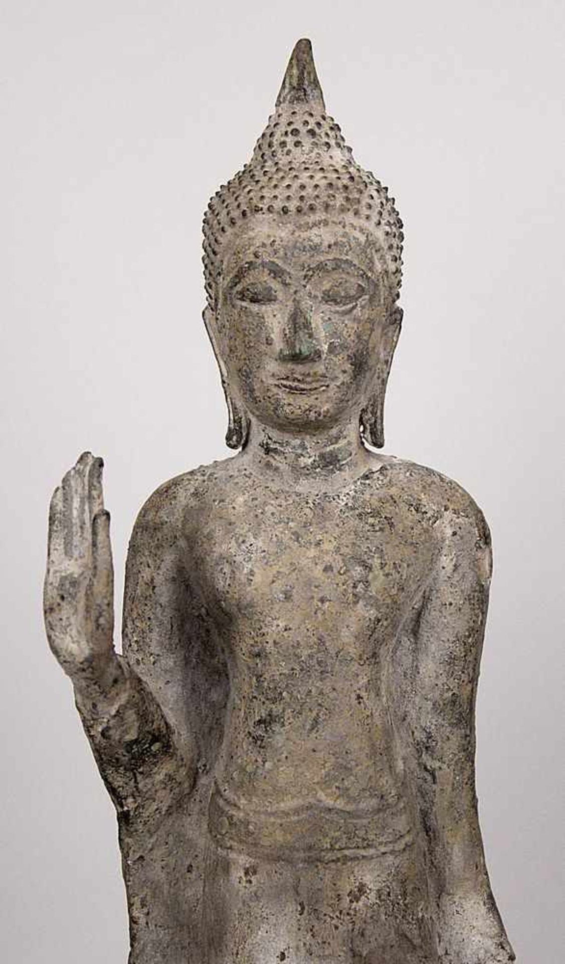Stehender Buddha Siam oder Tibet 17./18.Jh. mit erhobener rechter Hand. Bronze mit starker - Image 5 of 5