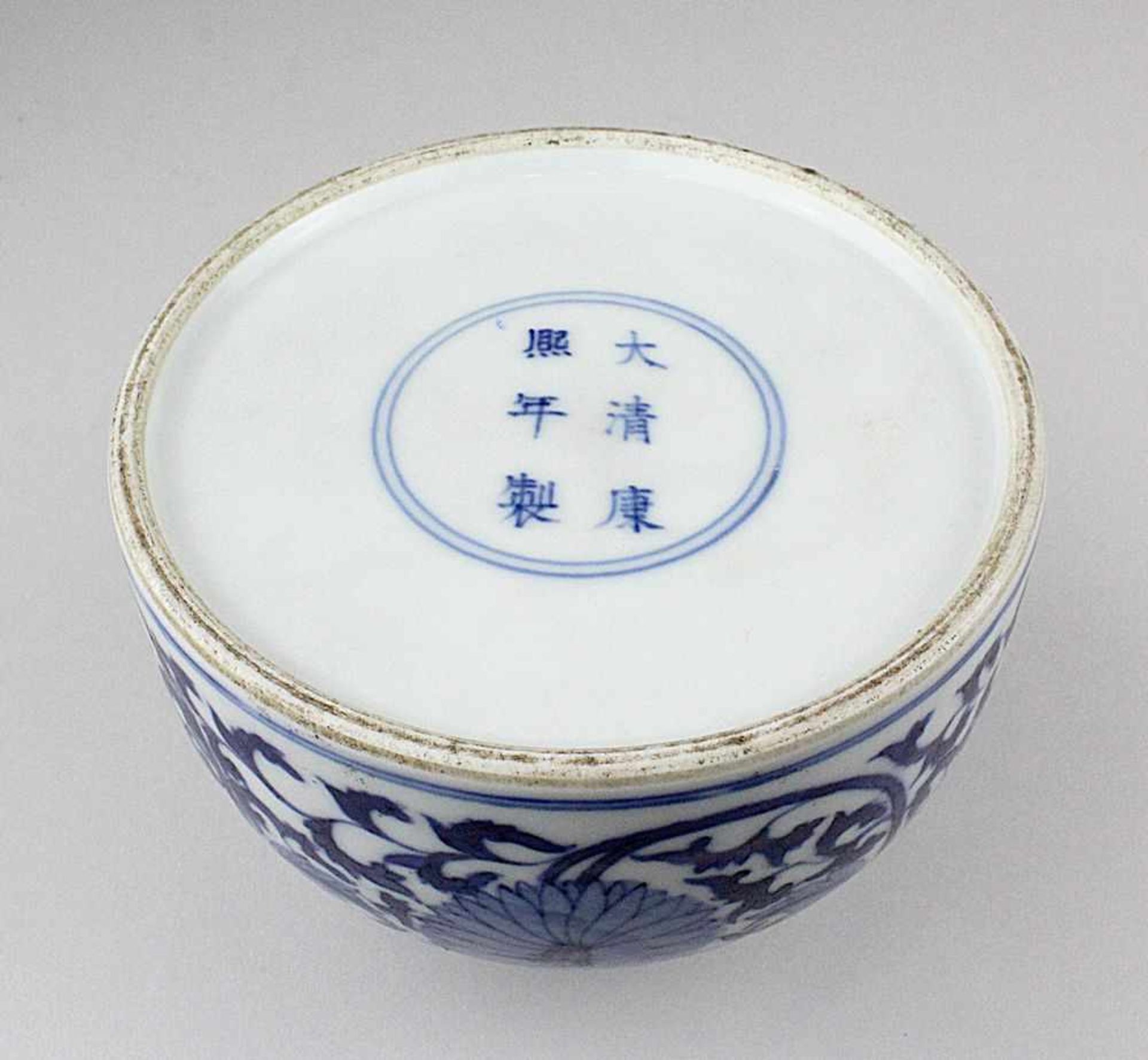 Pinselwascher, China 19.Jh. Porzellan mit blau, unterglasur gemaltem Blumendekor. Im Boden gemalte - Image 4 of 5