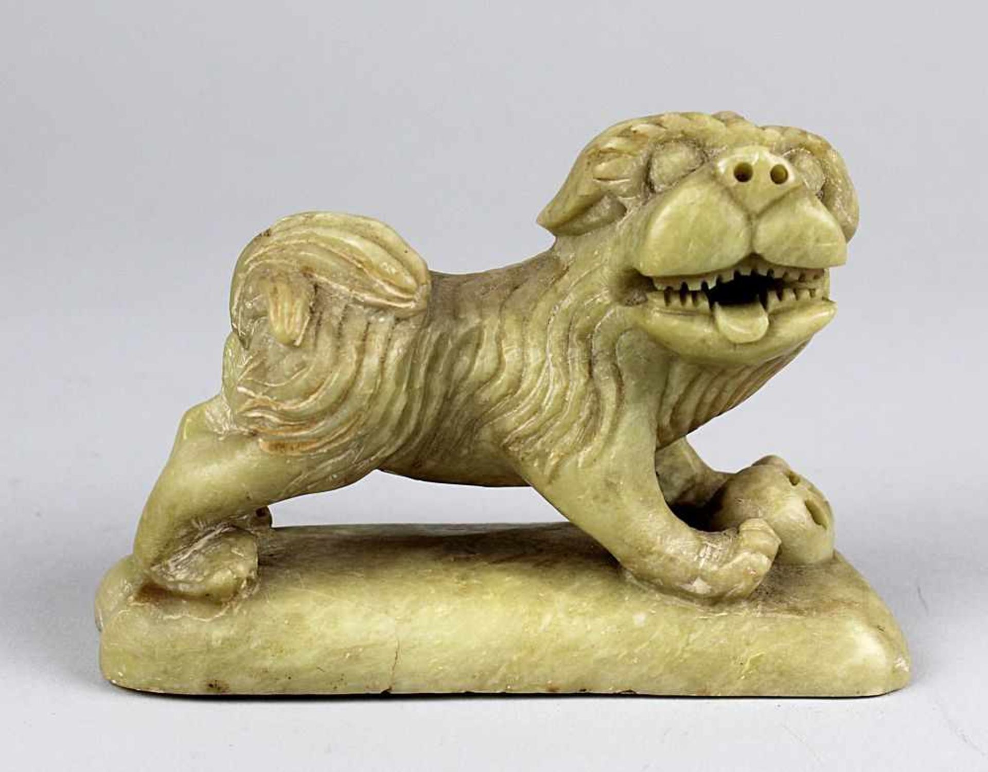 Speckstein Löwenhund, China um 1900. Länge 10cm. 910-018