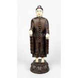 Stehender Buddha, Japan um 1900. Geschnitzte Holz-Elfenbein-Kombinationsfigur. Kopf farbig bemalt.