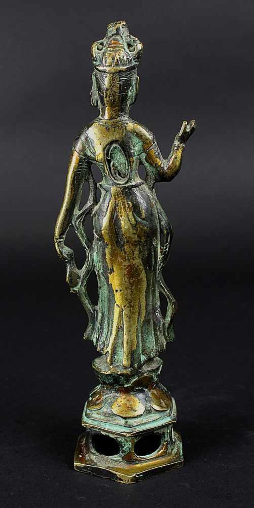 Stehende Guanyin, China Ende 19. Jh., Bronze mit Resten von Vergoldung, Höhe 22 cm. 904-055 - Image 3 of 4