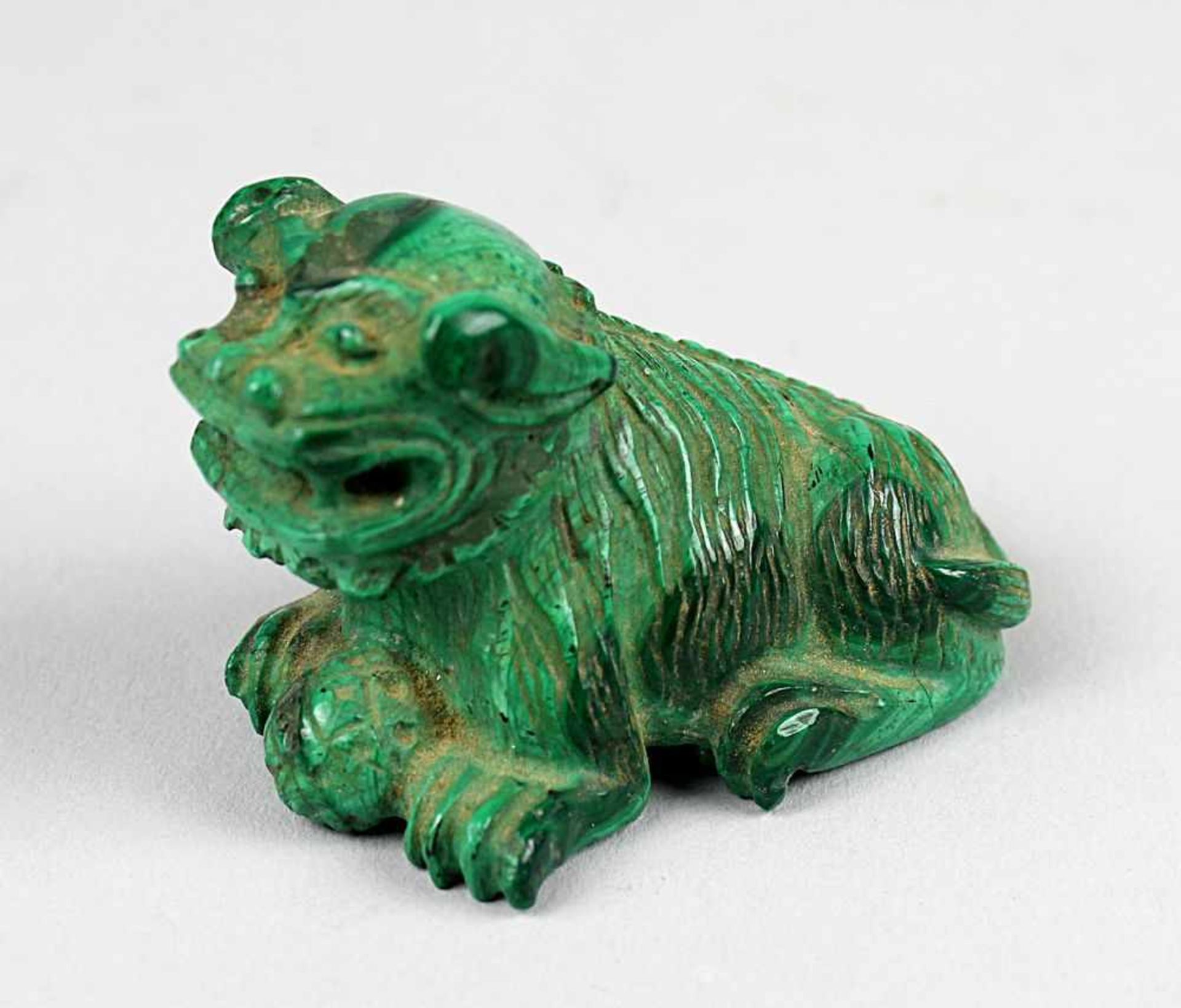 Malachit Fo-Hund, China um 1920. Gebrochen und geklebt. Länge 4,5cm. 910-021