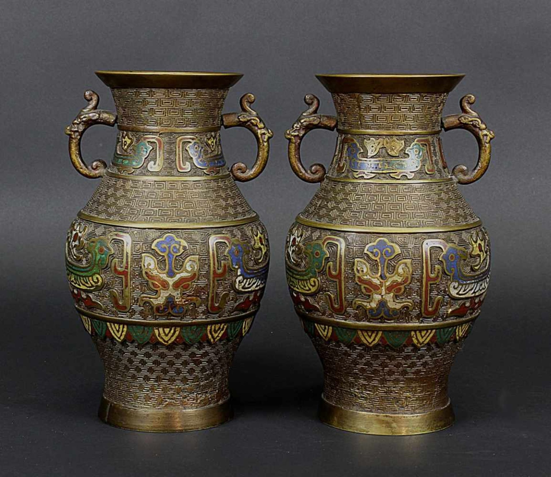 Paar Champlevé-Vasen, China um 1900, Bronze mit polychromem Grubenschmelzemail mit abstrahierten