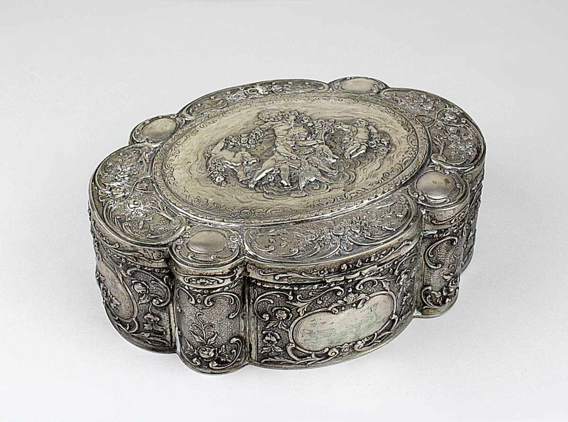 Große Deckeldose aus 800er Silber, deutsch, 1. H. 20. Jh., im Barockstil, mehrpassig geschwungene