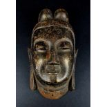 Buddhakopf aus Eisen, China, um 1900, maskenartig gestaltet, innen Gussstempel wohl