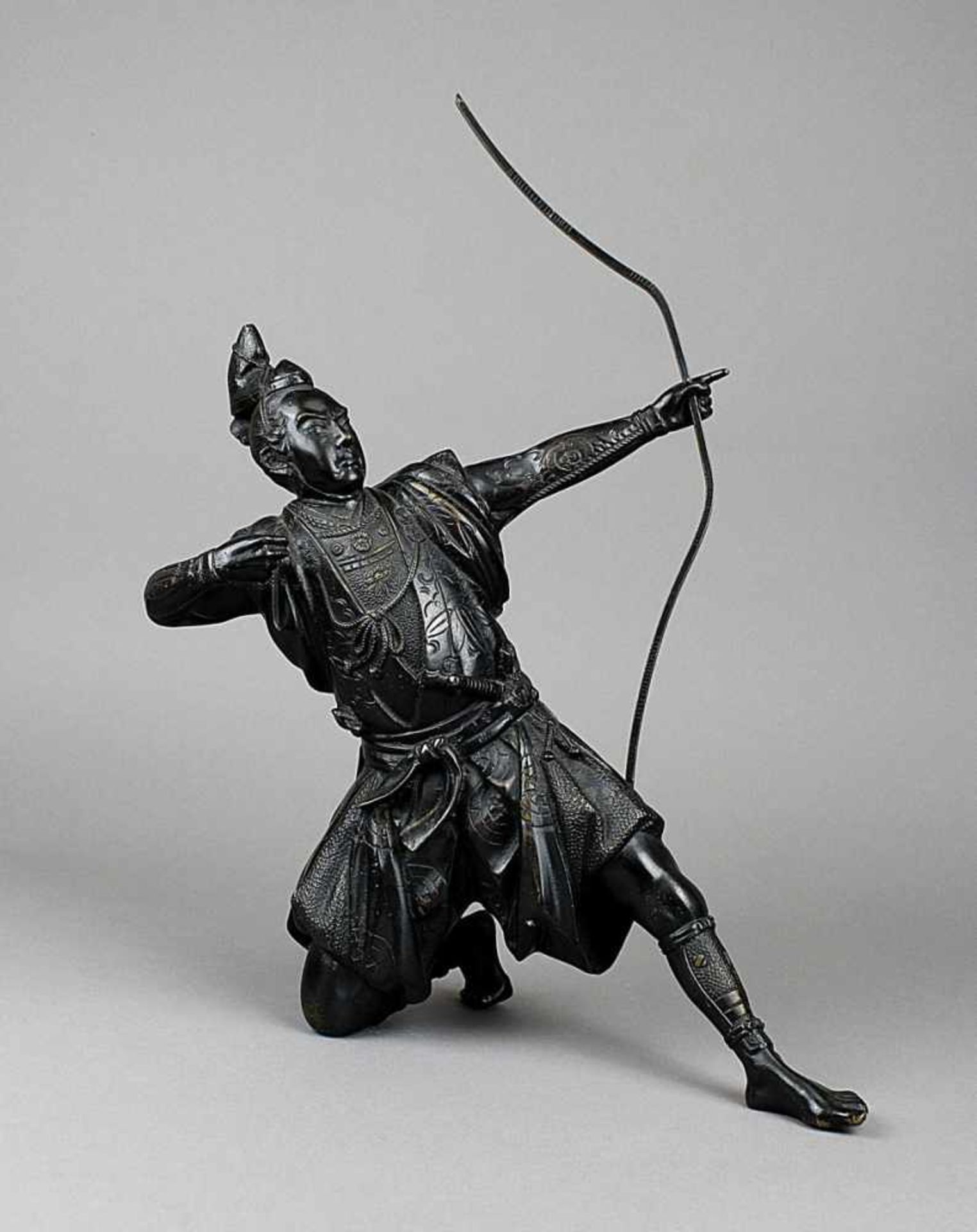 Bronzefigur Samurai Bogenschütze, Japan Meiji um 1890, reliefierter Vollguss, schöne dunkle