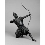 Bronzefigur Samurai Bogenschütze, Japan Meiji um 1890, reliefierter Vollguss, schöne dunkle