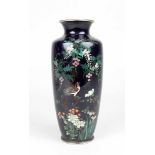 Cloisonné - Vase, Japan um 1890, zylinderförmiger Metallkorpus mit Fond aus dunkelblauem Email mit