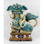 Keramik Tempellöwe, China Ende 19.Jh. Sitzend auf rechteckigem Sockel mit kleinem Löwen unter der