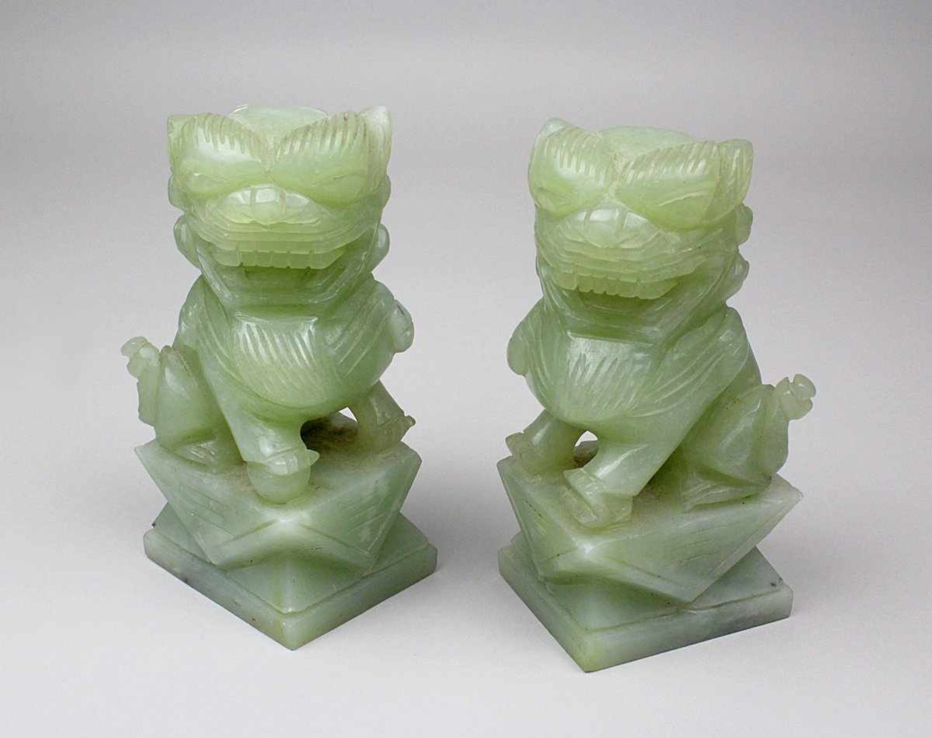 Paar Tempellöwen aus grünem Speckstein, China 1. H. 20. Jh., jeweils aus einem Stück plastisch