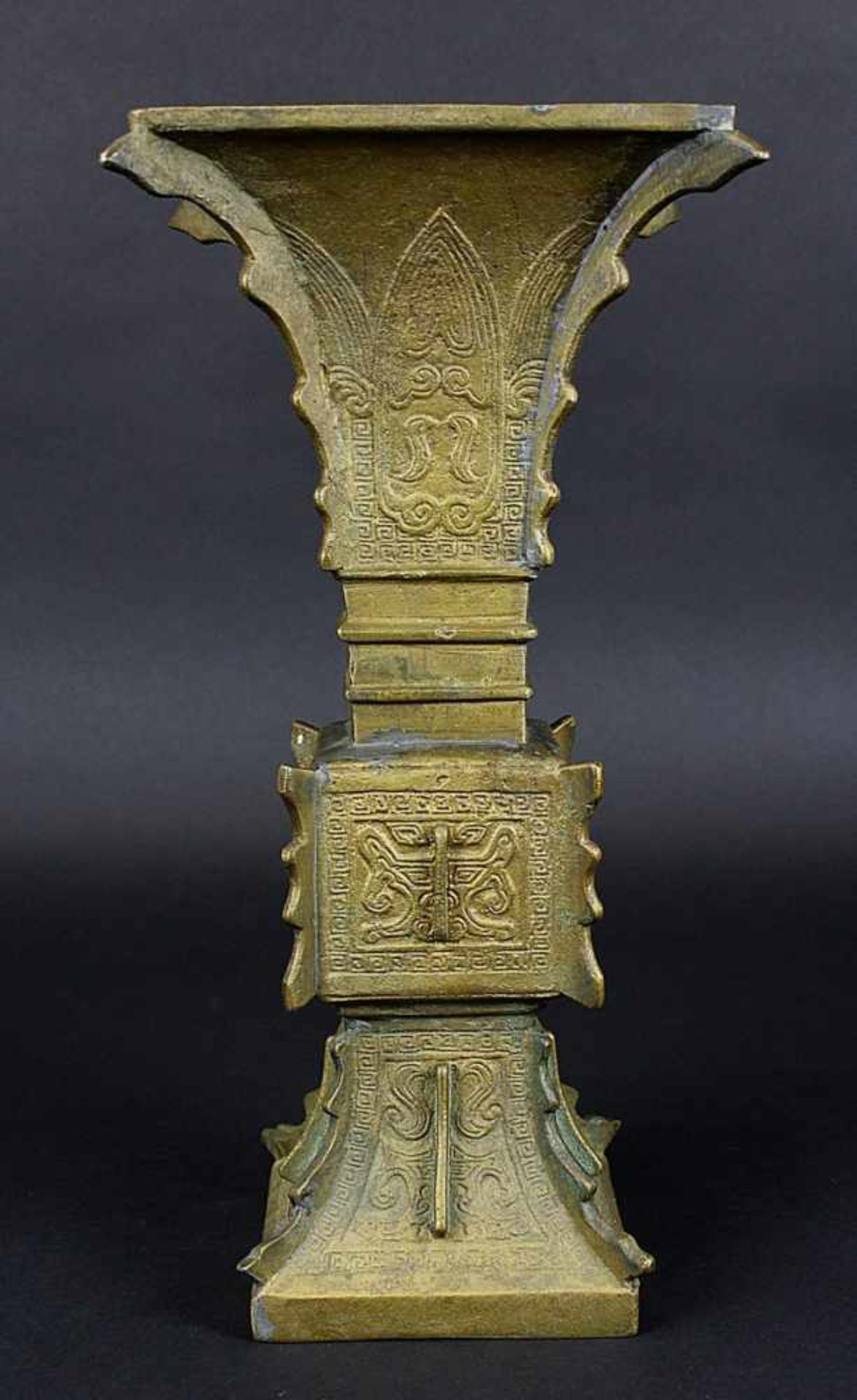 Chinesische Bronze-Vase, um 1900, gegossen, auf quadratischem Grundriss nach außen geschweifte Form,