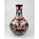 Imari-Vase, Japan, um 1900, Porzellan, typischer Dekor in blau, rot und gold, Pflanzen, Drachen