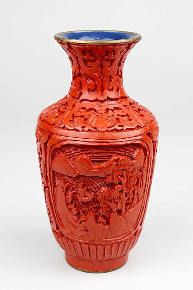 Rotlackvase, China 2.H.20.Jh., Wandung mit geschnittenen Landschaftsszenen, Ornamenten und