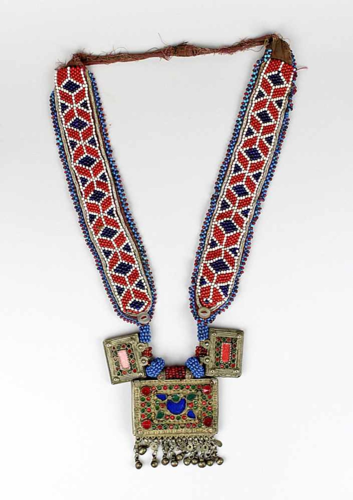 Halskette der Kutschi-Nomaden, Afghanistan Anfang 20. Jh., mit einem zentralen großen und seitlich