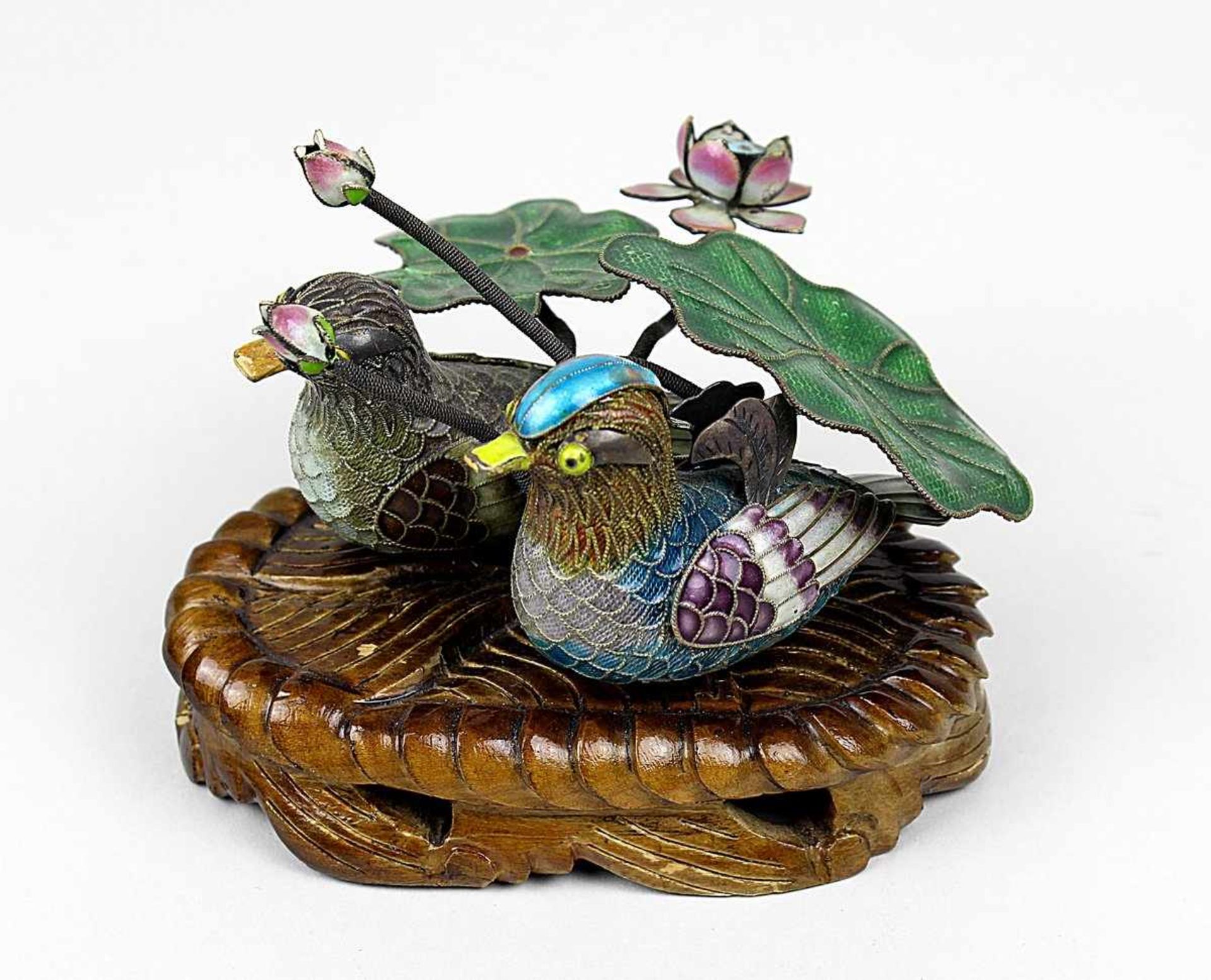 Entenpaar unter Lotosblüten, China 2.H.20.Jh., aus Silberdraht mit verschiedenfarbigem Email,