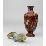 Japanische Cloisonnévase und Jadelöwe, um 1900, Vase aus Kupferkorpus mit polychromen Blumendekor,
